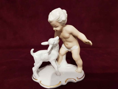 Figurka porcelanowa ''Chłopiec z koziołkiem''.